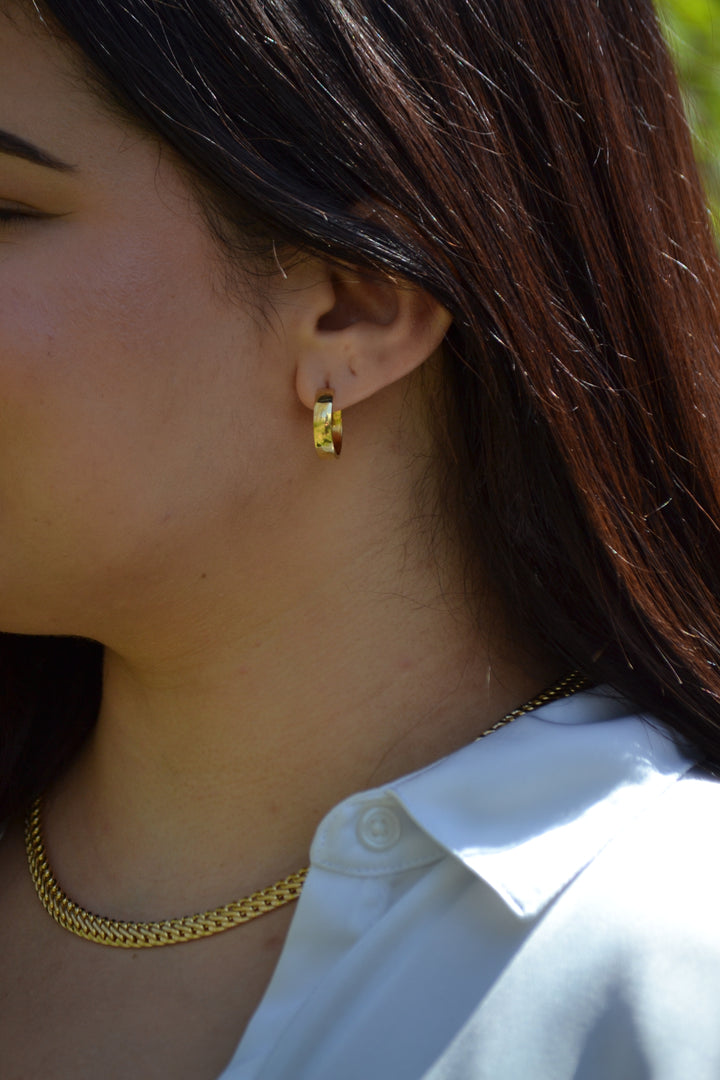 Classic 18K Yellow Gold Hoop Earrings with Hinged Snap Closure